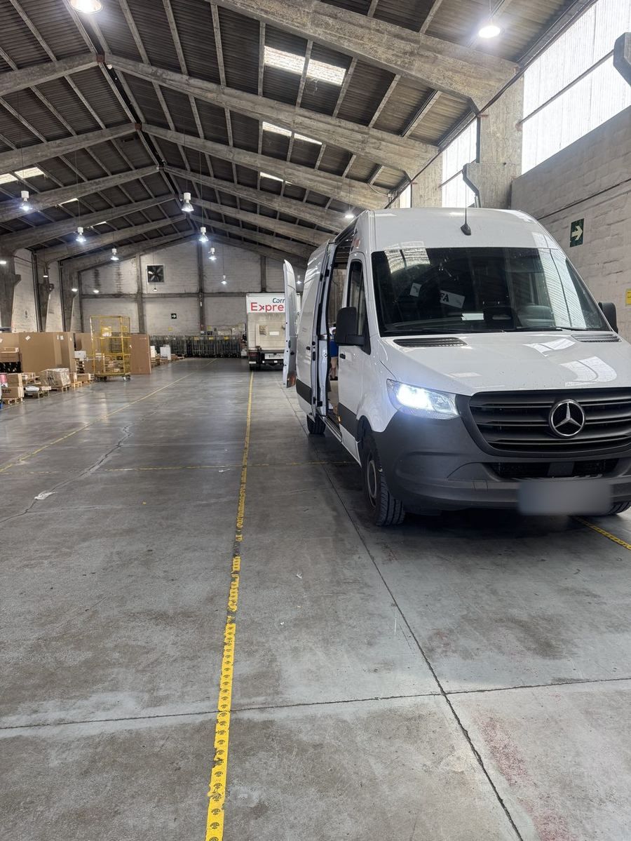 Sprinter de RMR cargando en un almacén