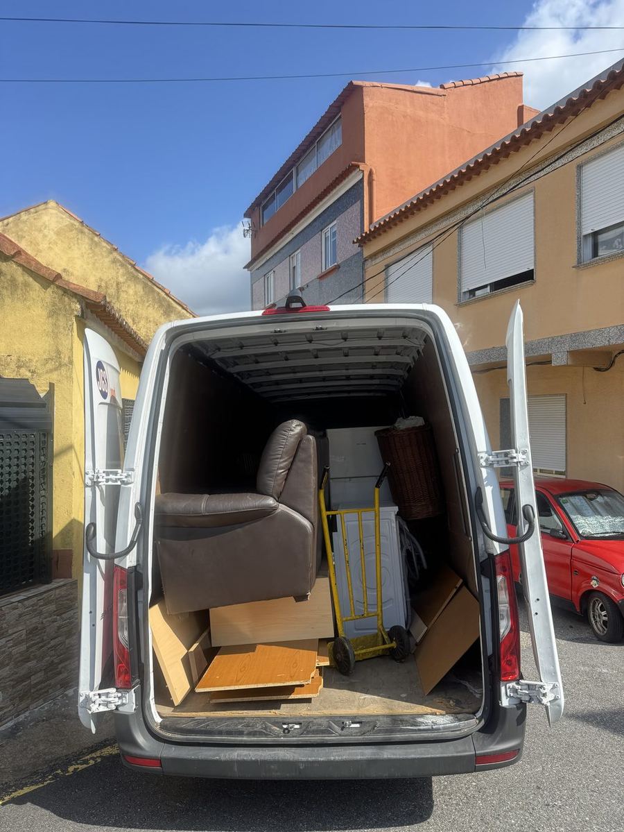 Furgoneta de RMR cargada con muebles de una mudanza